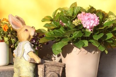 Plastic flower pot with white pattern (1)